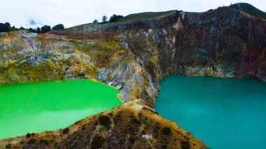 Ende 'deki Kelimutu' nun Üç Renkli Gölü 'nün büyüleyici hava görüntüsünü deneyin. Mistik bulutlara sarılmış, efsanevi zengin bu büyülü yer, ruhu büyüleyen nefes kesici bir manzara sunuyor..