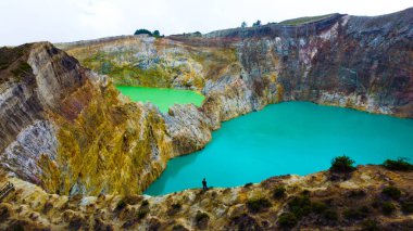 Ende 'deki Kelimutu' nun Üç Renkli Gölü 'nün büyüleyici hava görüntüsünü deneyin. Mistik bulutlara sarılmış, efsanevi zengin bu büyülü yer, ruhu büyüleyen nefes kesici bir manzara sunuyor..