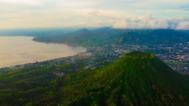 Masa Dağı 'nın yukarısından, dalgalı tepelerin, okyanus sularının ve büyüleyici Ende şehrinin nefes kesici manzarasını yakalayın..