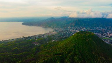Masa Dağı 'nın yukarısından, dalgalı tepelerin, okyanus sularının ve büyüleyici Ende şehrinin nefes kesici manzarasını yakalayın..