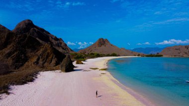 Pink Sahili 'nde Pembe Kumsal, temiz bir gökyüzünün altında el değmemiş pembe kumlar ve parlak mavi sularla övünür. Başka ziyaretçisi olmayan sakin bir kaçış sunar..