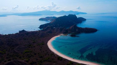 Pink Sahili 'nde Pembe Kumsal, temiz bir gökyüzünün altında el değmemiş pembe kumlar ve parlak mavi sularla övünür. Başka ziyaretçisi olmayan sakin bir kaçış sunar..