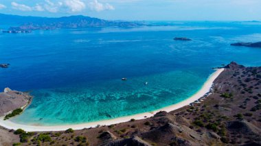 Pink Sahili 'nde Pembe Kumsal, temiz bir gökyüzünün altında el değmemiş pembe kumlar ve parlak mavi sularla övünür. Başka ziyaretçisi olmayan sakin bir kaçış sunar..