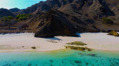 Pink Sahili 'nde Pembe Kumsal, temiz bir gökyüzünün altında el değmemiş pembe kumlar ve parlak mavi sularla övünür. Başka ziyaretçisi olmayan sakin bir kaçış sunar..