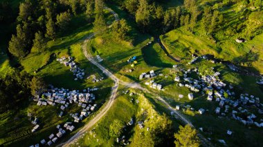 Görkemli oluşumların yemyeşil otlaklarla buluştuğu NTT 'nin çarpıcı mermer kayalarını keşfedin. Sabah ışığında huzur içinde otlayan ineklerin güzelliğine tanık olun.,