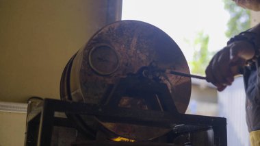 Bajawa 'nın geleneksel kahve pişirme süreci, zengin fasulyelerin ustalıkla kızartılması, yerel kültür ve lezzetin özünü yakalaması..