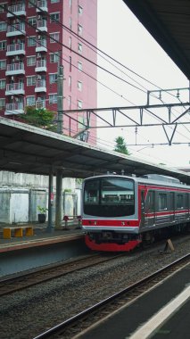 Modern tren, platformda bekleyen kimsenin olmadığı bir istasyona geliyor.