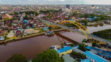 5 Şubat 2022. Pekanbaru, Riau, Endonezya 'nın üstünde. Leighton Köprüsü veya Siak Nehri üzerindeki Siak Köprüsü. Hava görüntüleri.