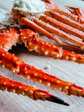 Tahta bir masada taze kırmızı yengeç çubukları