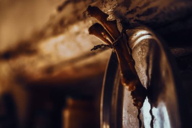 Ahşap arka planda paslı metal bir boru.