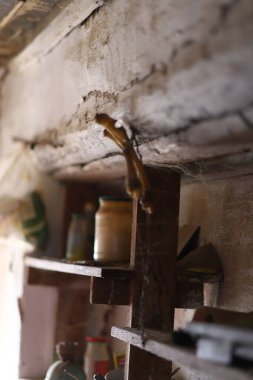 Mutfak arka planında bulanık bir mutfak sobasının seçici odak noktası.