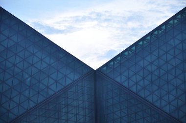 Üçgen tasarımlı modern cam mimarisinin soyut görünümü