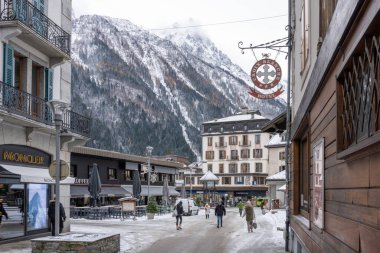 Düşük mevsimde Chamonix 'in sessiz ana caddesi. Bu dönemde şehre çok az turist gelir. 22 Kasım 2024.