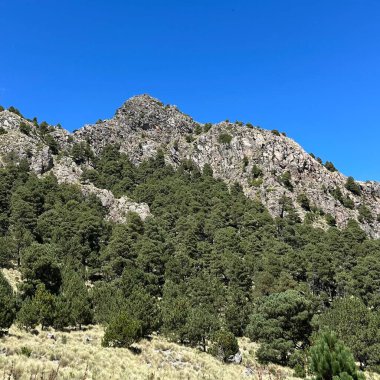 Mavi gökyüzü ile Dağları