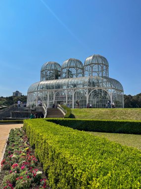 Karın içindeki sarışın kadın.