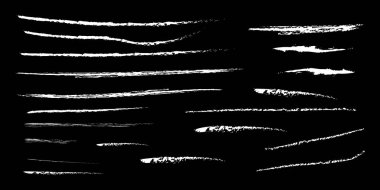 Tebeşir darbelerinin bir derlemesi grunge desenli, yatay fırça darbeleri siyah arka planda beyaz.