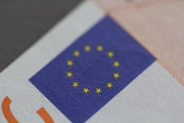 Euro Banknote 'un Macro Shot' u. Bir Euro banknotunun karmaşık detaylarını vurgulayan, tasarım ve güvenlik özelliklerine odaklanan bir makro çekim.