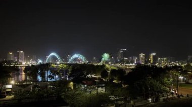 Da Nang 'daki Ejderha Köprüsü geceleri mavi parlıyor.