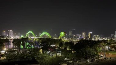 Da Nang 'daki Ejderha Köprüsü geceleri parlıyor.