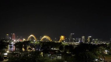 Da Nang 'daki Ejderha Köprüsü geceleri sarı parlıyor.