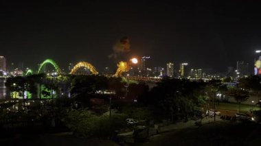 Da Nang 'daki ejderha köprüsü yan taraftan ateş soluyor.