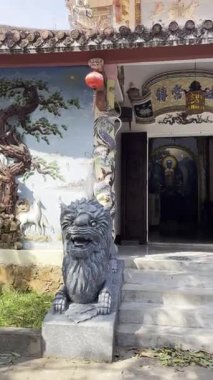 Vietnam 'daki güzel bir Budist tapınağı girişi, görkemli bir taş aslan koruyucusu, canlı bir ejderha sütunlu sütun ve geleneksel mimari detaylar. Mermer Dağlar