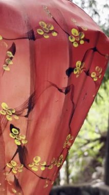 Canlı fenerlerin ve yemyeşil çimlerin arasına yerleştirilmiş antik Budist heykellerin yer aldığı bir Vietnam tapınağı bahçesinde huzurlu bir sahne. Manevi seyahat ve kültürel içerik için mükemmel. Mermer Dağlar 