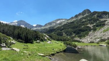 Bulgaristan 'daki Pirin Dağları ile çevrili güzel alp gölü. Sakin su ve manzaralı vahşi doğa..