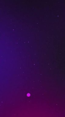 Estetik koyu mor eğimli arka plan, bulanık parıltılı toz parçacıkları, bokeh ışıltılı ve büyüleyici atmosfer, zarif, sihirli tasarım projeksiyon alanı 4K hareket döngüsü animasyonu için