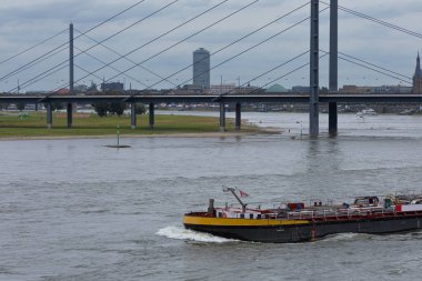 Şehirden Alacakaranlık, Elbe nehri ve nehir manzarası