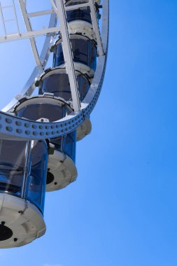 Mavi gökyüzü arkaplanı, dönme dolap