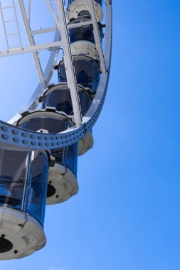 Dönme dolap gökyüzüne karşı.