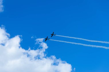 Mavi gökyüzündeki akrobatik takım