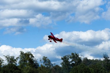 Kırmızı - mavi gökyüzünde uçan savaş uçağı