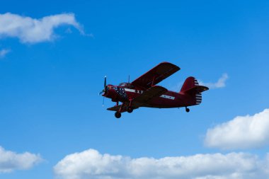 kırmızı sıcak hava uçağı