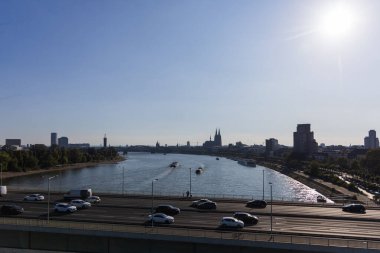 Yazın nehir manzarası ve köprü manzarası.