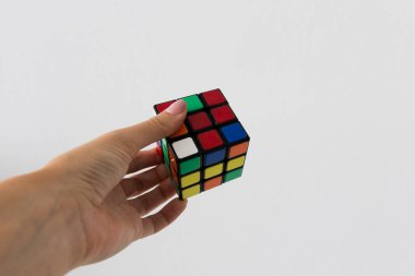 El ele tutuşan Rubik küpü beyaz arka planda izole edildi. yüksek kaliteli fotoğraf