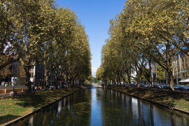 Alacakaranlık şehrindeki kanal ve kanal manzarası