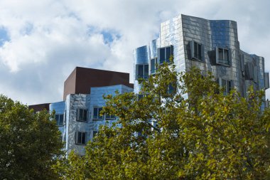 Alacakaranlık şehrinin modern binası.