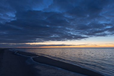 Denizde gün batımı.