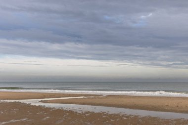 Deniz kıyısındaki kumsal