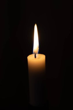 Karanlıkta yanan mum