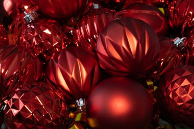 Güzel bir Noel arkaplanı. Yeni yıl kartı. Noel arkaplanındaki noel baloları