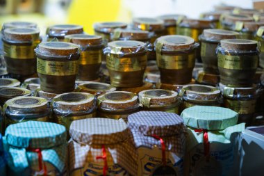 Markette satılık bal kavanozları, yakın çekimde fotoğraf.