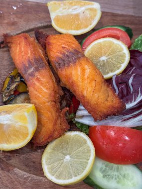 Sebzeli ızgara somon, limon ve salata.