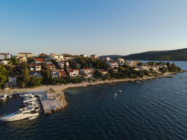 Hırvatistan 'ın eski Brac kentinin hava manzarası.