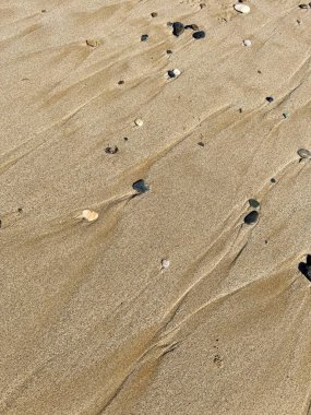 Kumsaldaki kumun soyut dokusu, fotoğrafa yakın çekim.