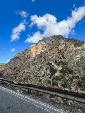 Dağlarda, beyaz bulutlu mavi gökyüzünün altında. Girit, Yunanistan