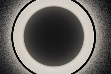 Siyah duvardaki tavan lambası. Tasarım için soyut arkaplan ve doku. Siyah çerçeveli siyah bir daire. soyut 3d oluşturma