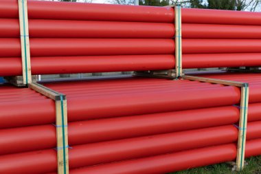 Su ve elektrik depolamak için kırmızı plastik borular. Sanayi geçmişi